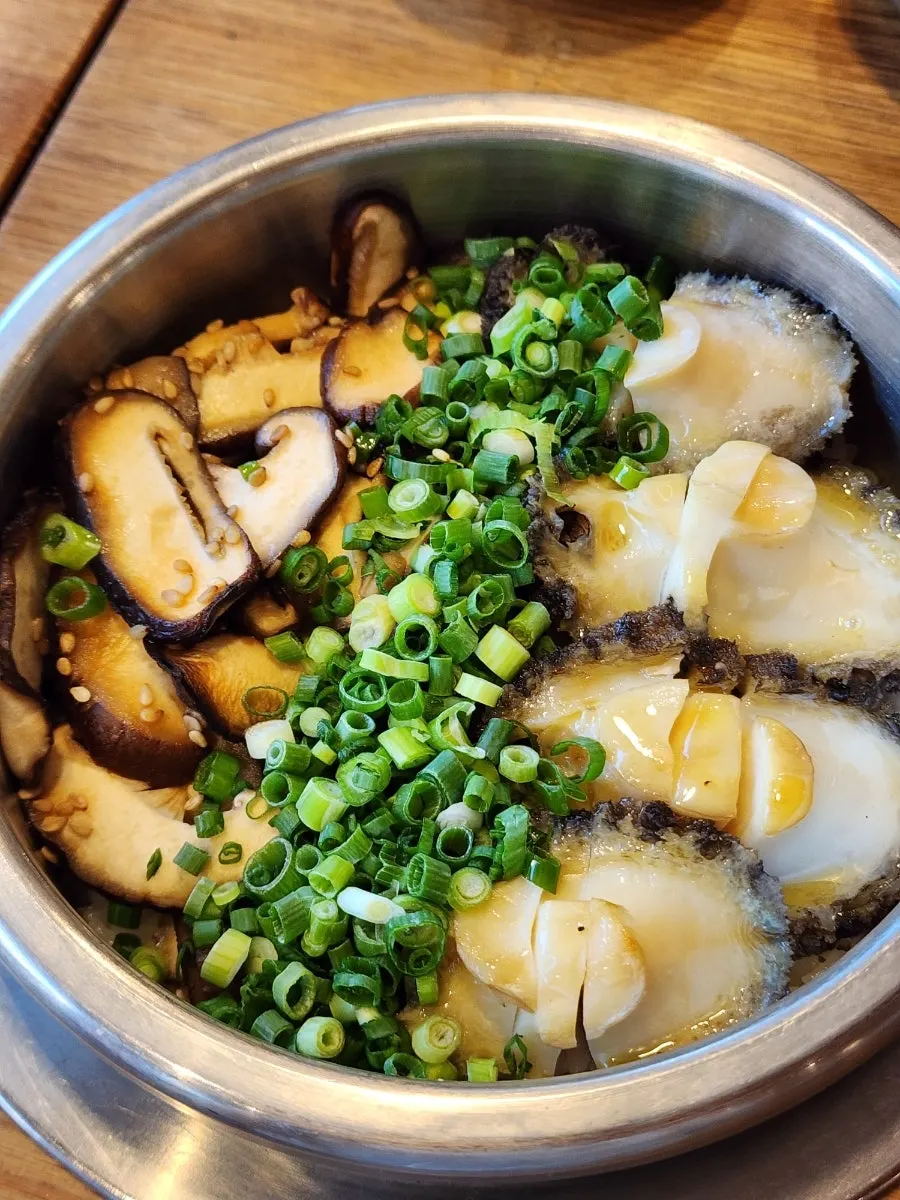 トンヤンソッパプ安山本店の釜飯の縦カット