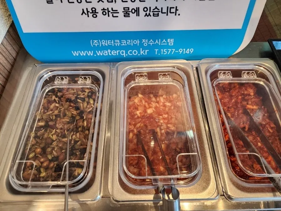 トンヤンソッパプ安山本店のセルフバーコーナー