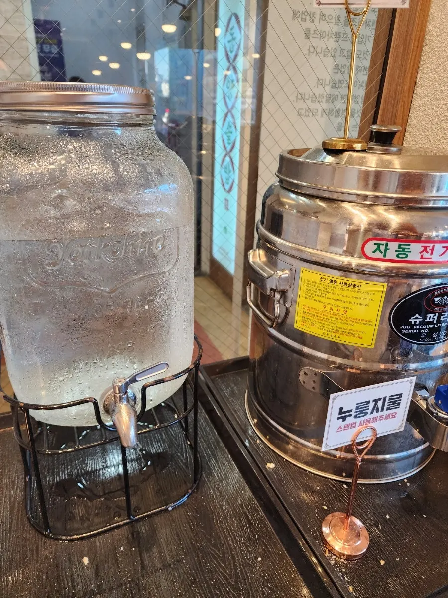 おかずおかわりコーナーとおこげ水