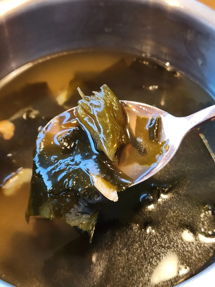 アワビ4切れが載ったアワビ釜飯のクローズアップ