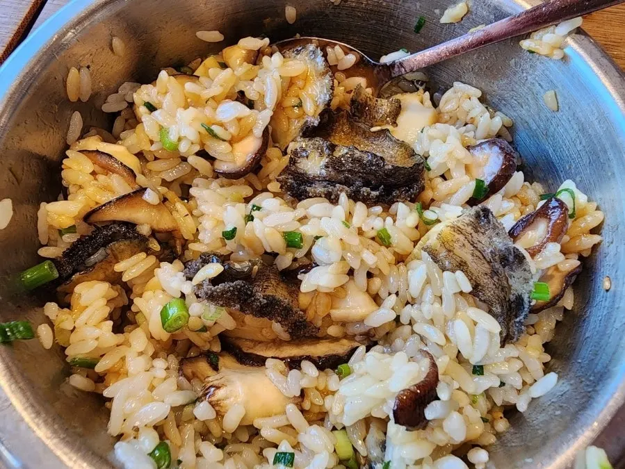 タレを入れて混ぜたアワビ釜飯