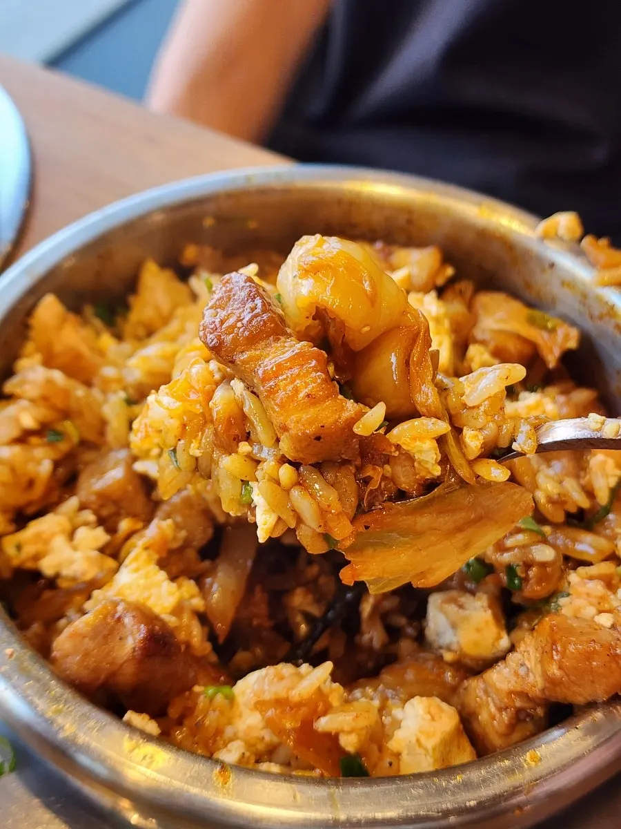 豆腐が載った熟成キムチ豚バラ釜飯