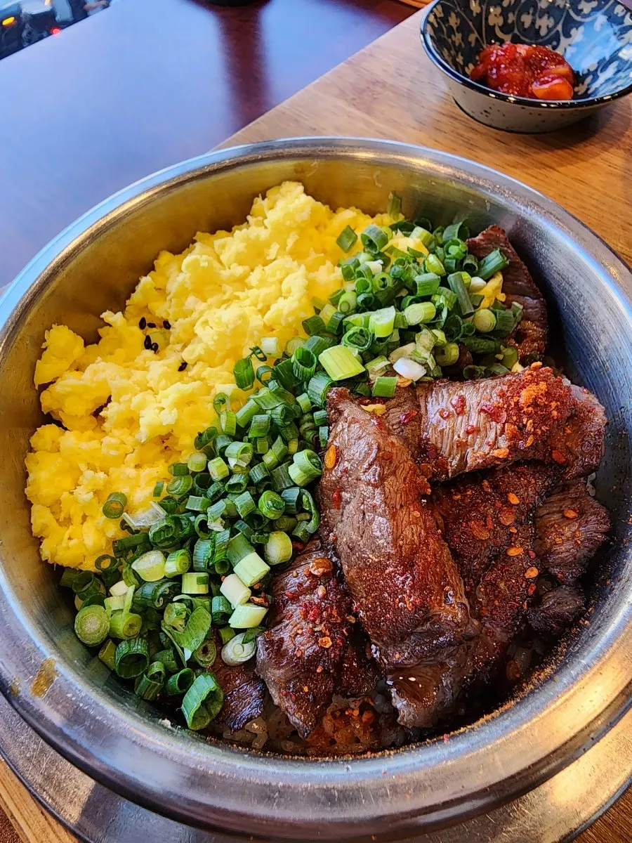 混ぜて食べる熟成キムチ豚バラ釜飯一杯