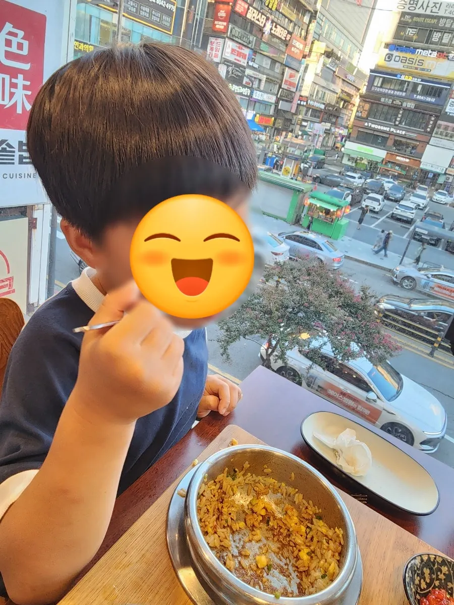 ステーキとスクランブルエッグが載ったステーキ釜飯