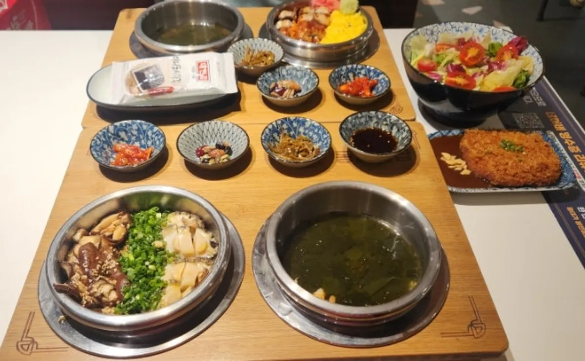 Ordered eel and abalone pot rice with sides