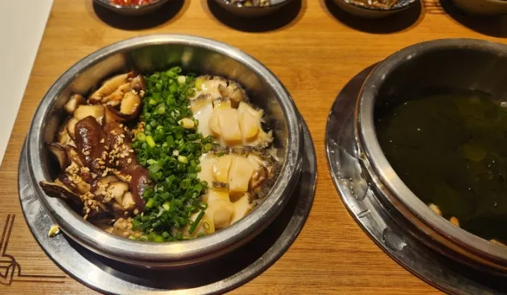 Eel pot rice topped with scrambled egg