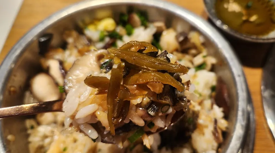 Pot rice enjoyed with roasted seaweed