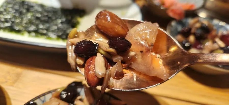 Side dishes served with abalone pot rice