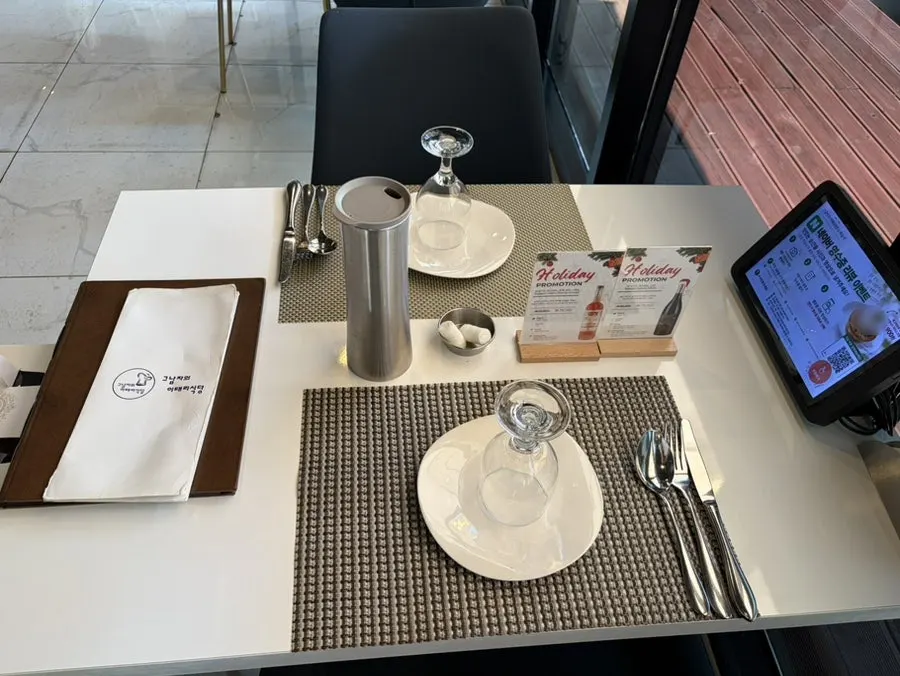 Table setting with cutlery and napkin