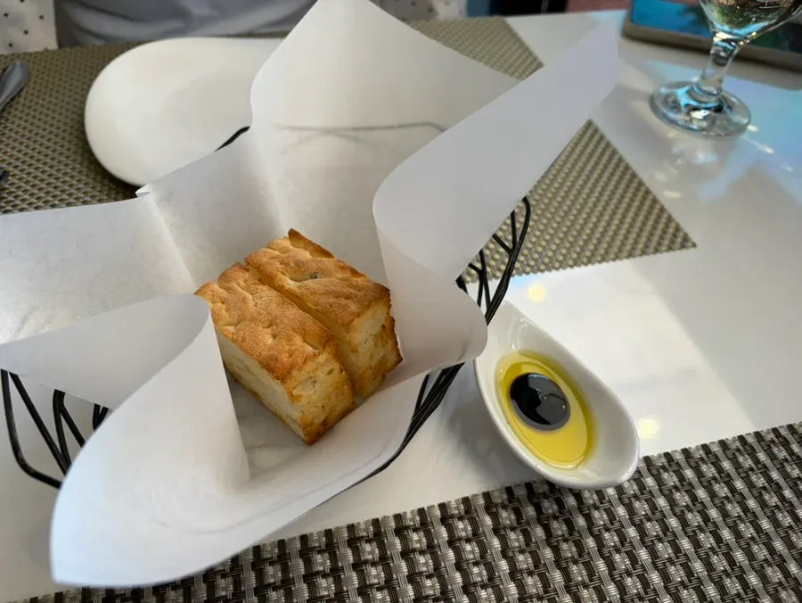 Pre-meal bread served with olive oil and balsamic vinegar