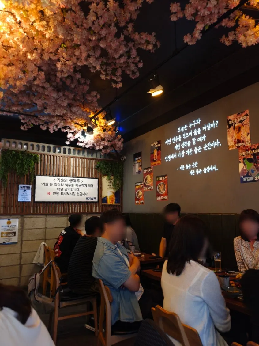 손님으로 가득 찬 기술 내부 좌석