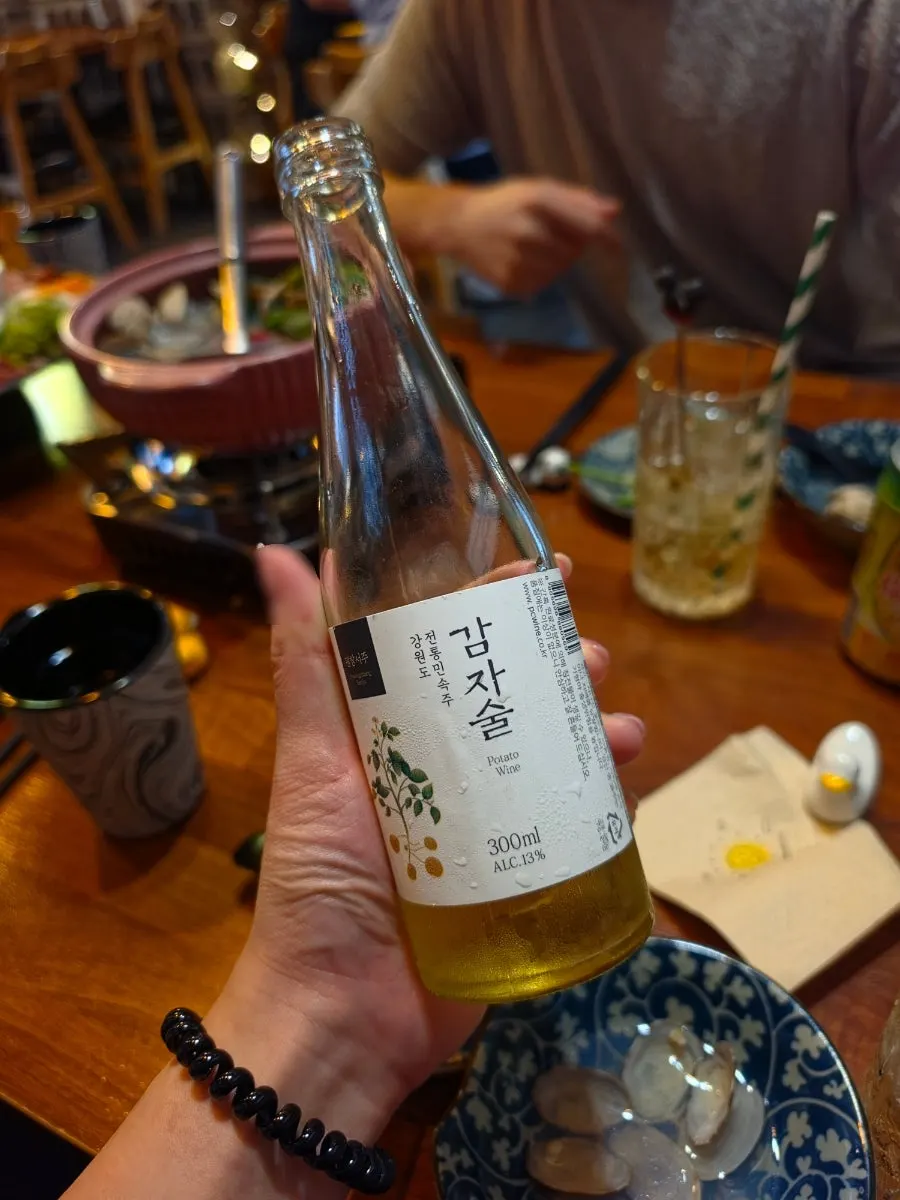 테이블에 놓인 술과 잔들