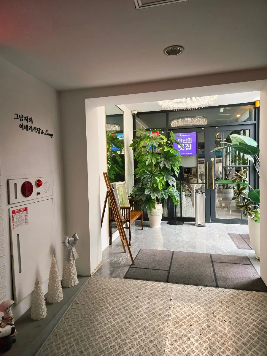 Direction to the entrance of That Man's Italian on the 6th floor of Dongwon Building