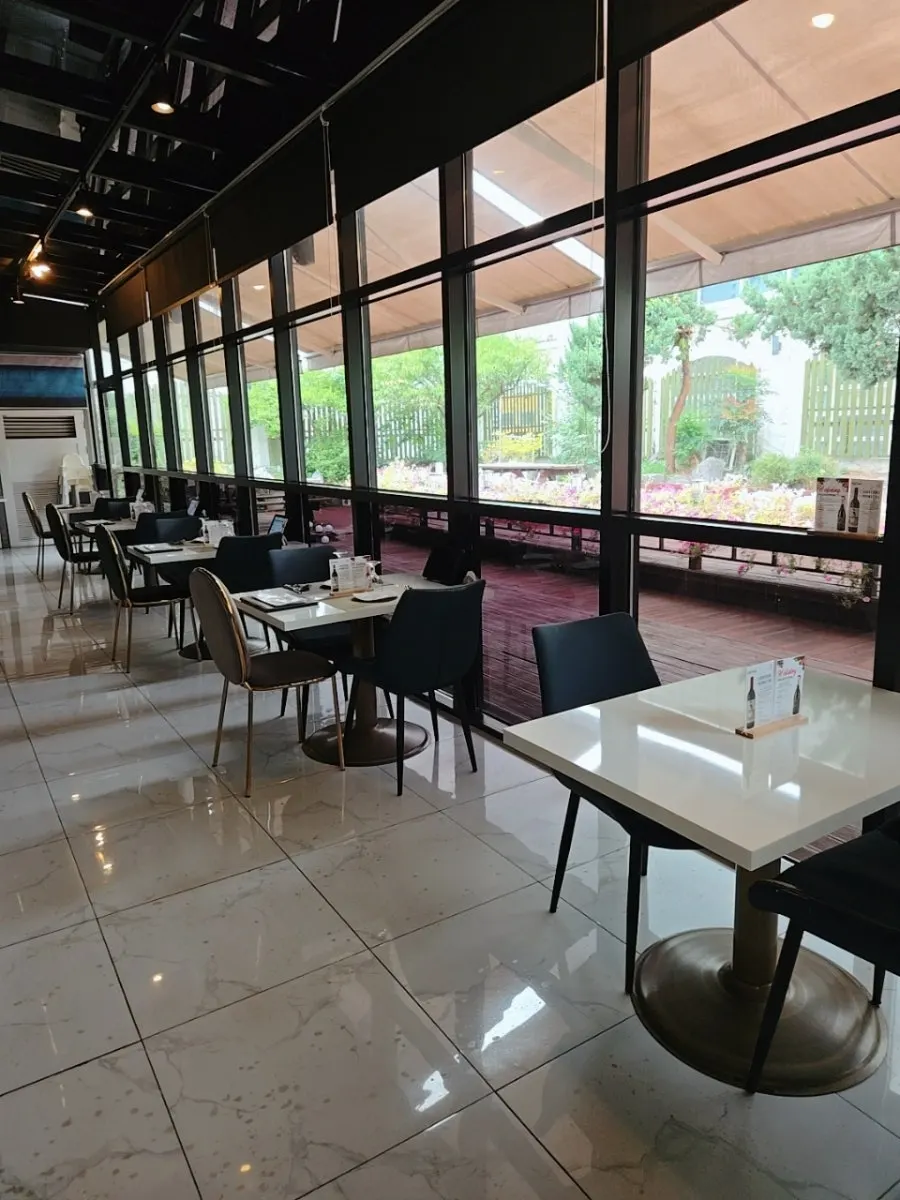 Inside the entrance of That Man's Italian restaurant