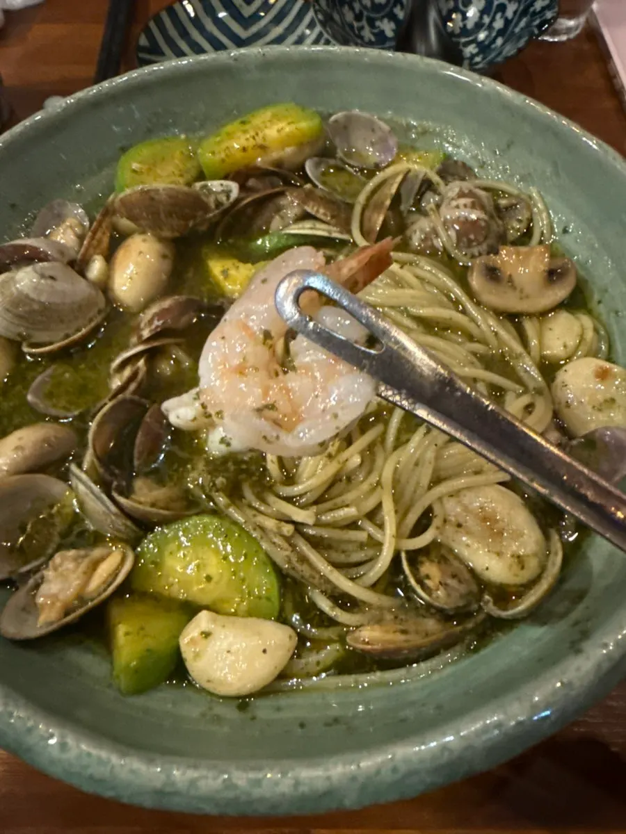 Basil steamed pasta with clams and shrimp