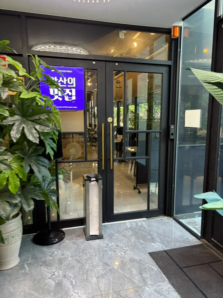 동원빌딩 6층 레스토랑 입구