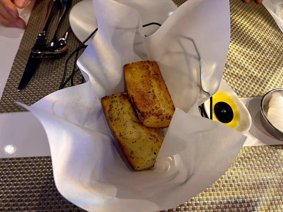 Garlic bread served first as pre-meal bread