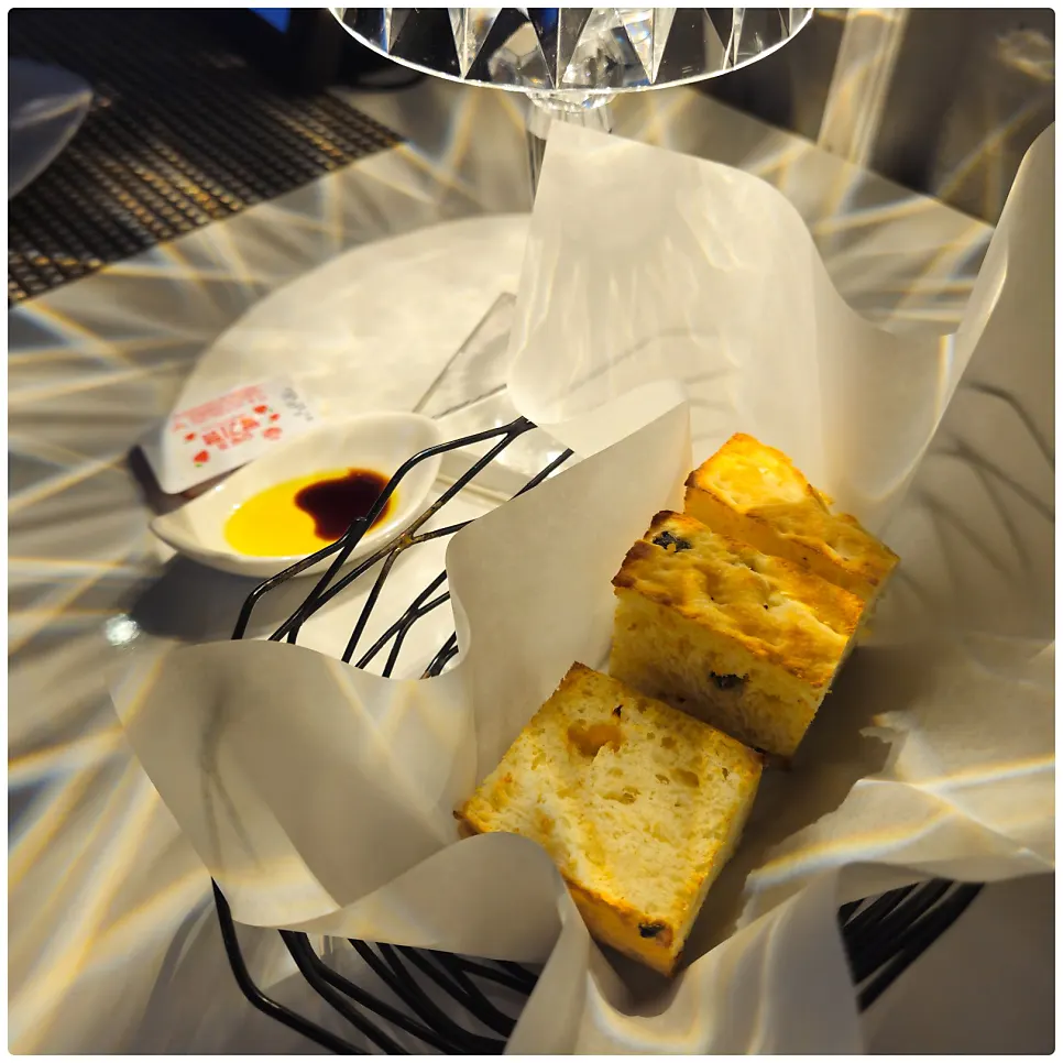 Pre-meal bread served with olive oil and balsamic