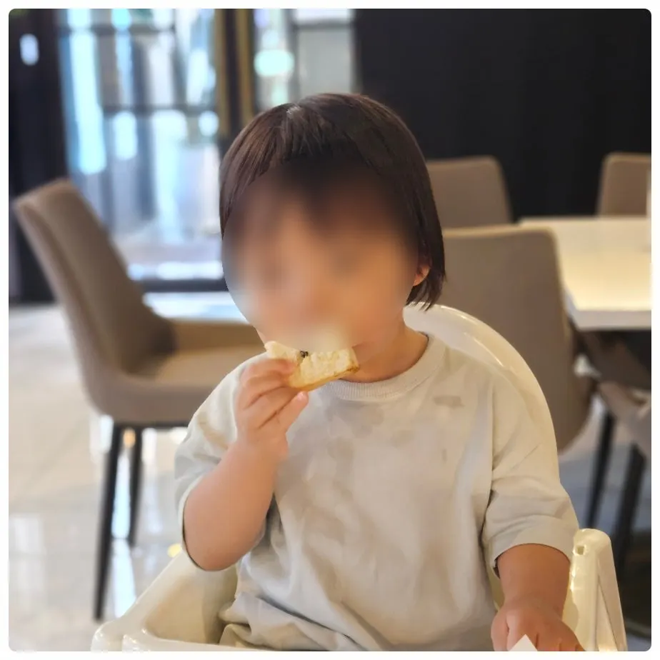Pre-meal bread on a table with light patterns reflected on it