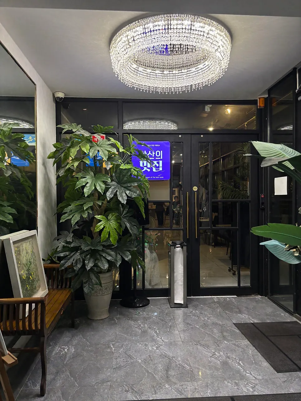 Entrance of That Man's Italian Restaurant & Lounge on the 6th floor of Dongwon Building