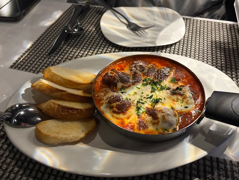 Meatball gratin plated with baguette