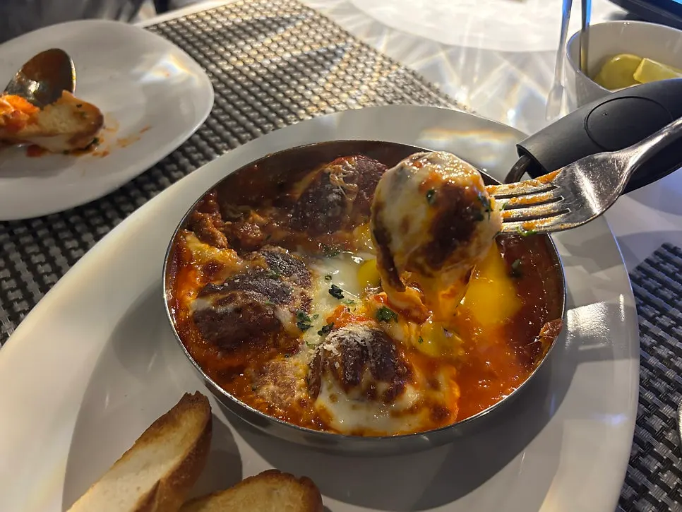 Large meatballs in tomato sauce