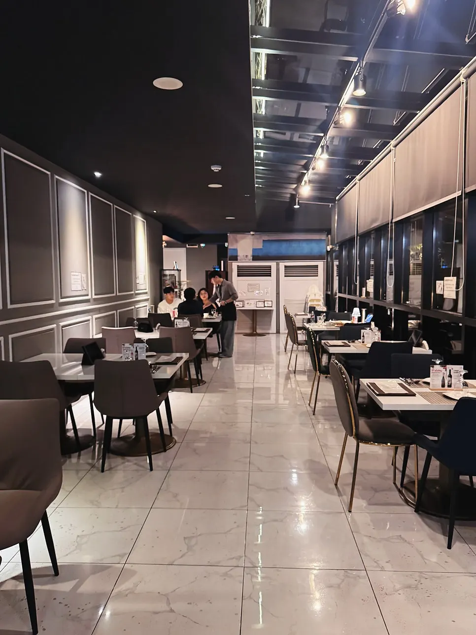 Entrance to the restaurant on the 6th floor of the Dongwon Building