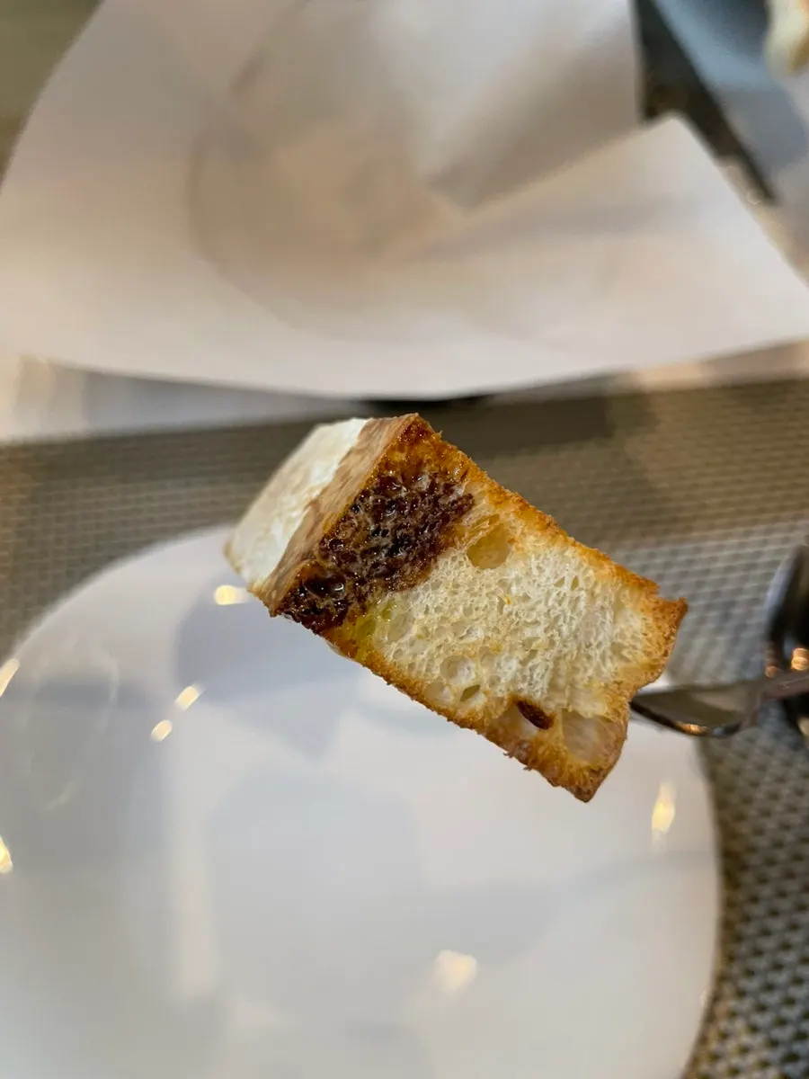 Crisp refillable pre-meal bread