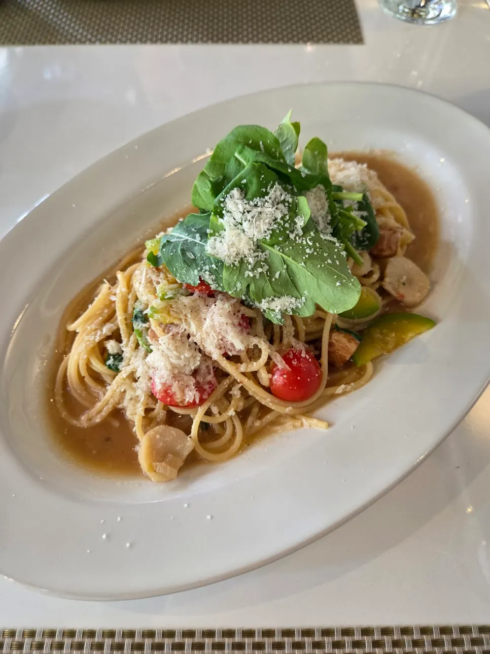 Oil spaghetti topped with scallop meat