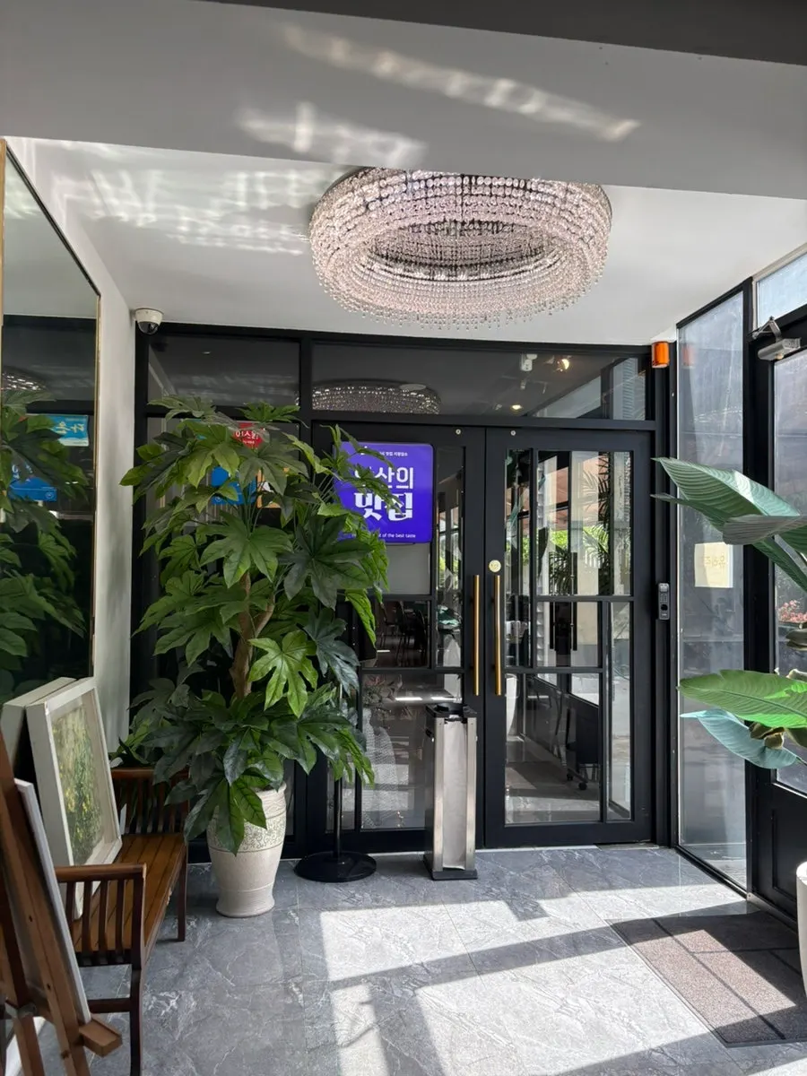 Chandelier and easel frames at the entrance of That Man's Italian Restaurant