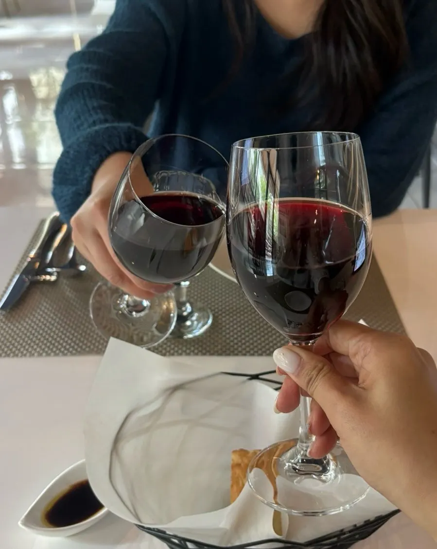 Red glass wine at ₩6,900 per glass