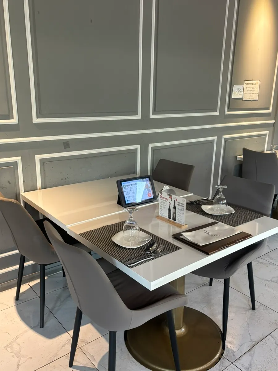 Long hall space with a molded wall