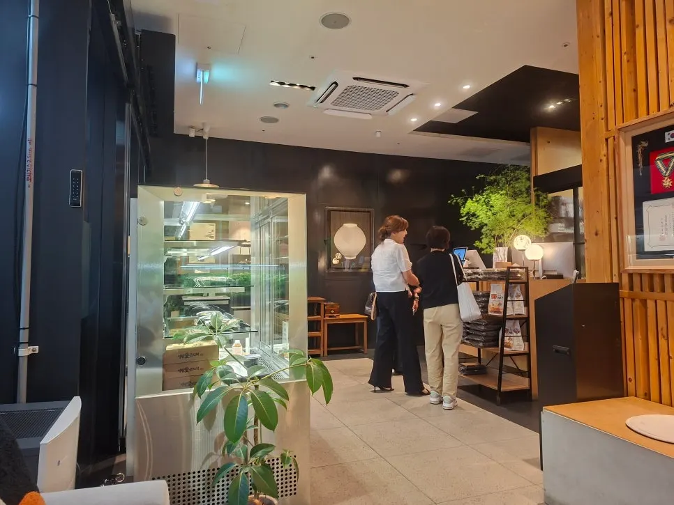 넓은 영월애곤드레 안산점 매장