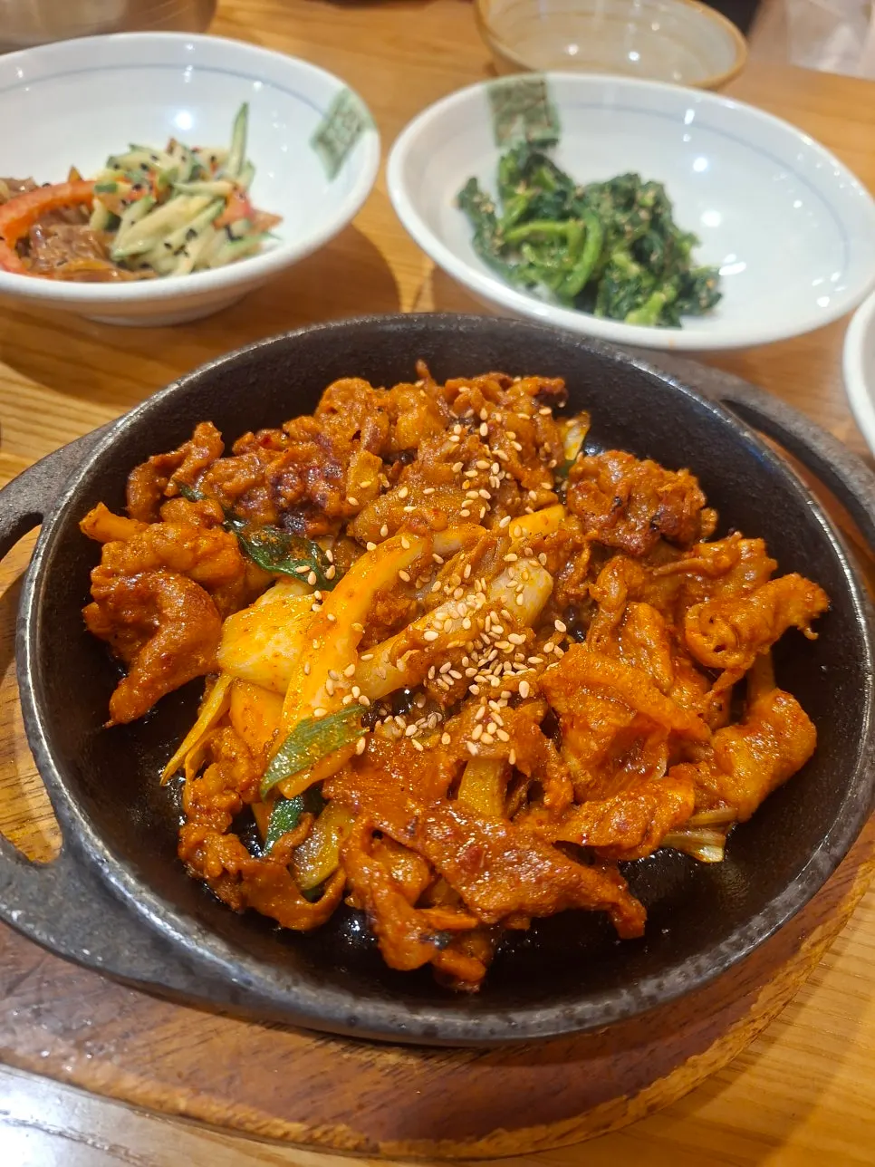 제육볶음과 반찬 한상