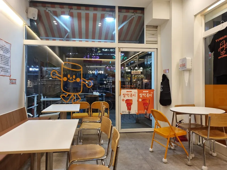 以白色為主、橙色點綴的Yum Bbokki店內