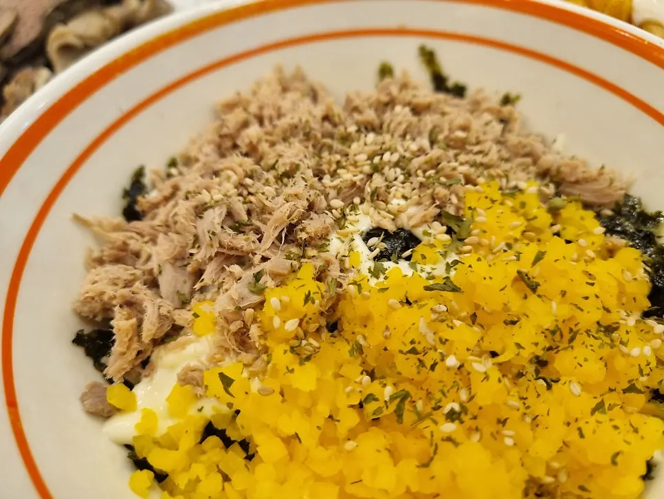 灑上海苔粉攪拌好的自助鮪魚美乃滋飯糰