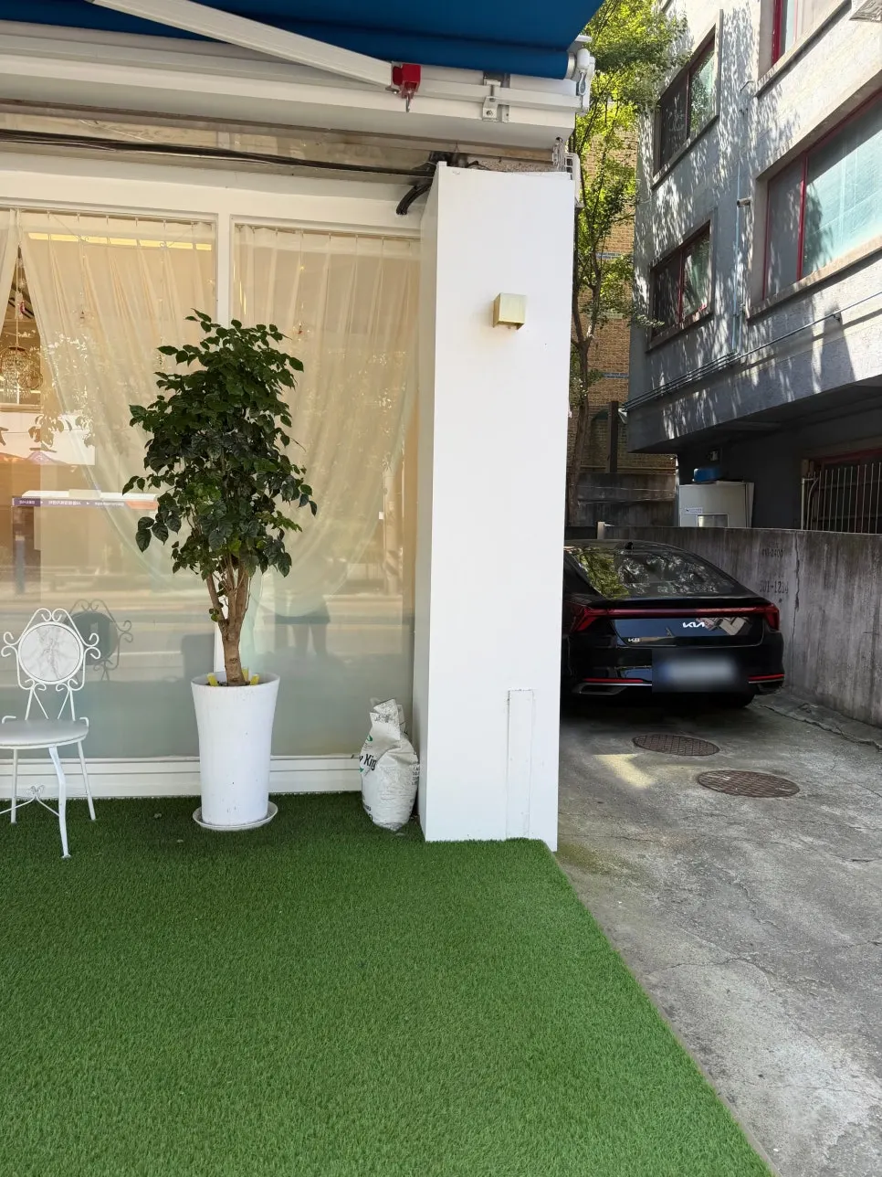 Hair salon exterior with an artificial-grass yard