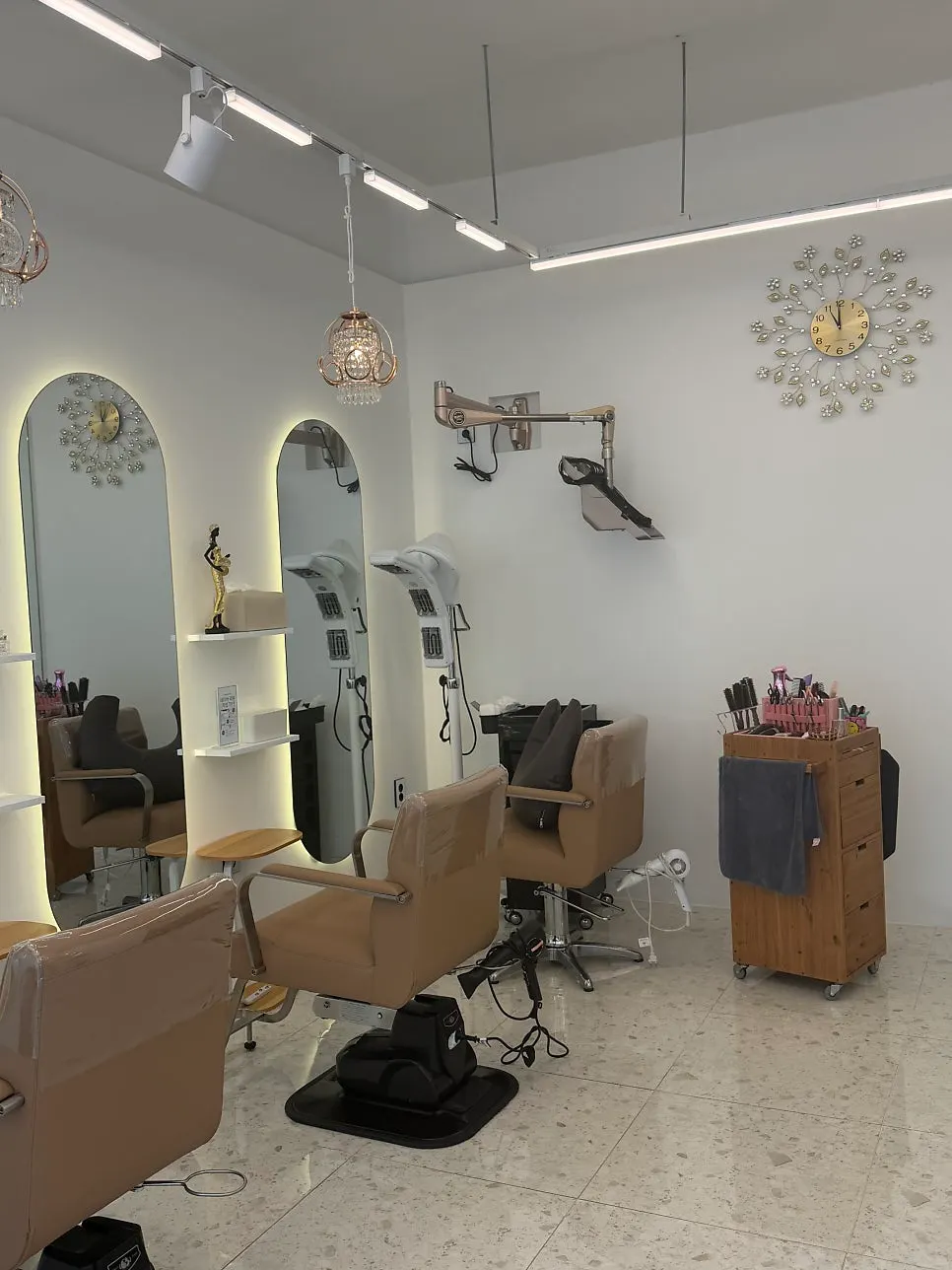 Interior of the one-on-one reservation hair salon