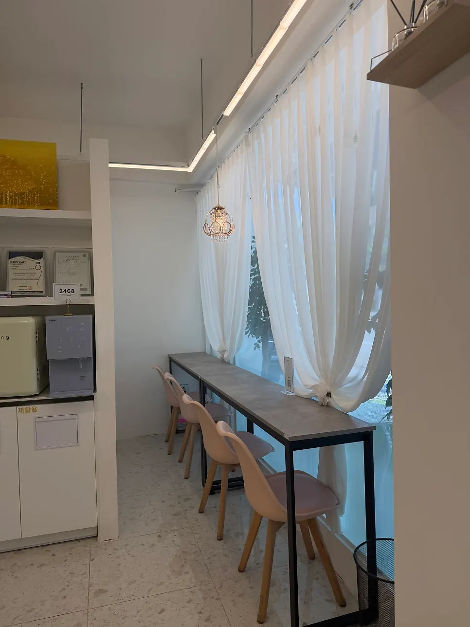 Waiting area and shampoo room