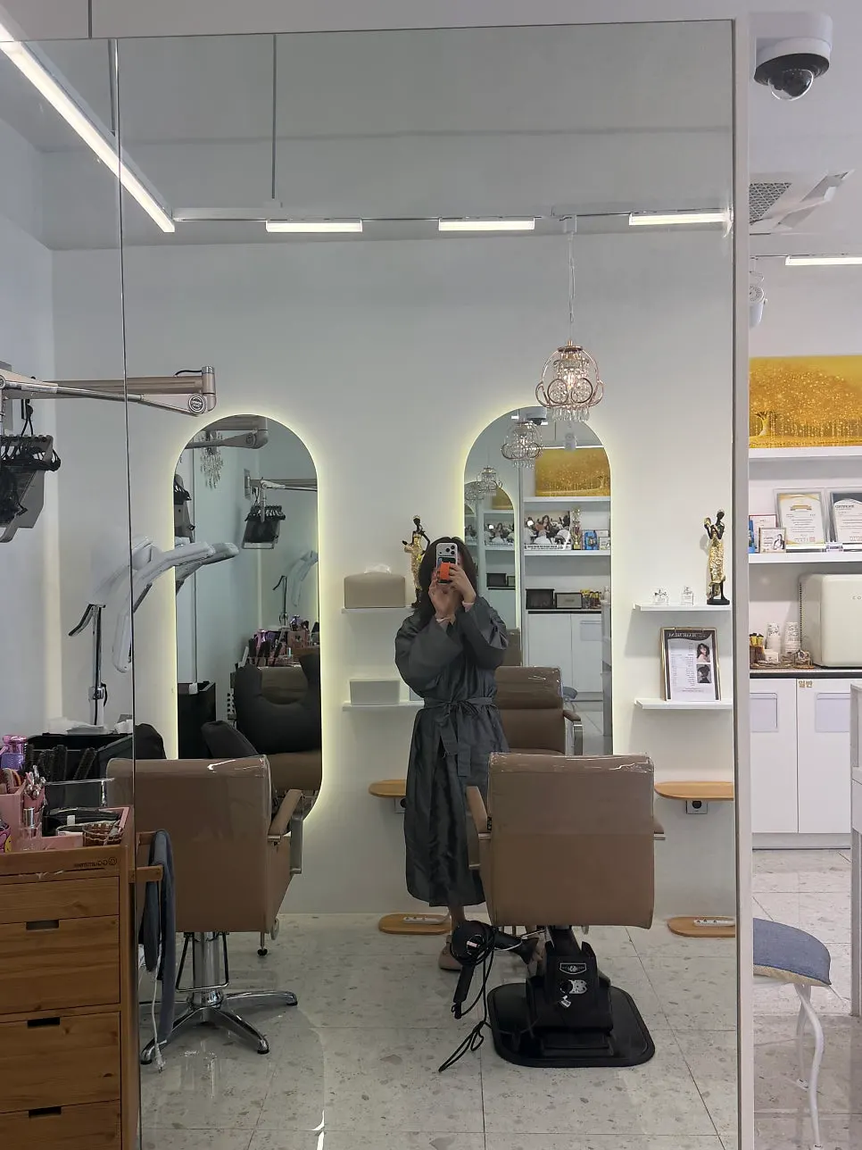 Color consultation before the root touch-up