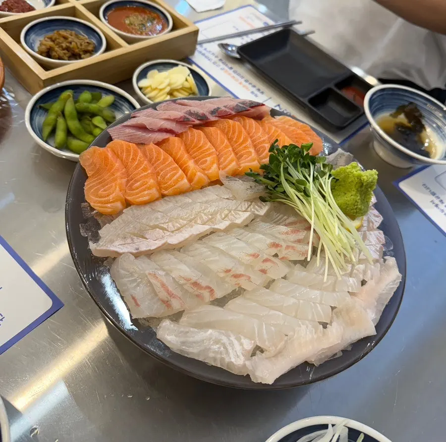 Salmon assorted sashimi platter at Eochongye 1beonji