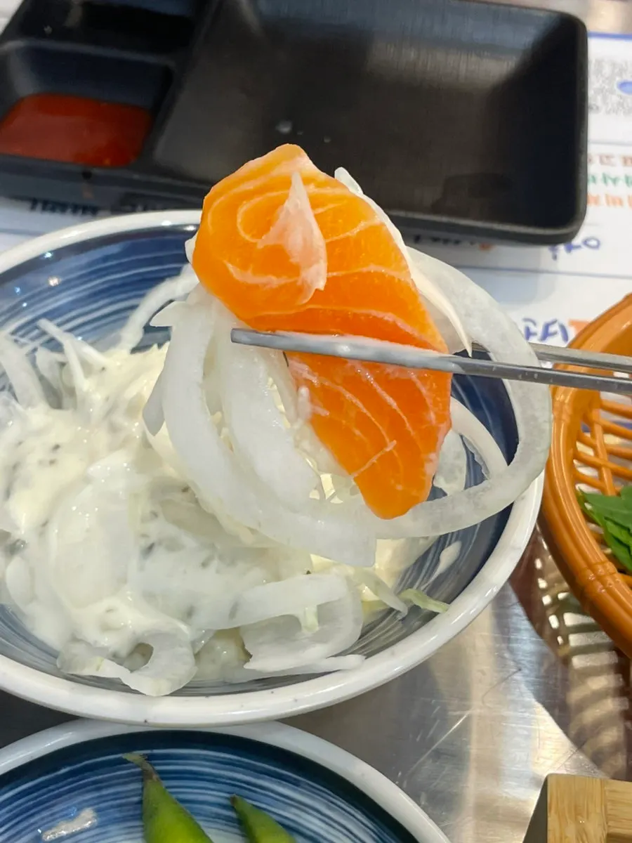 Salmon with onion and tartar sauce