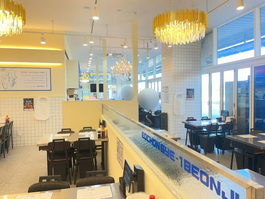 Spacious, clean interior of Eochongye 1beonji