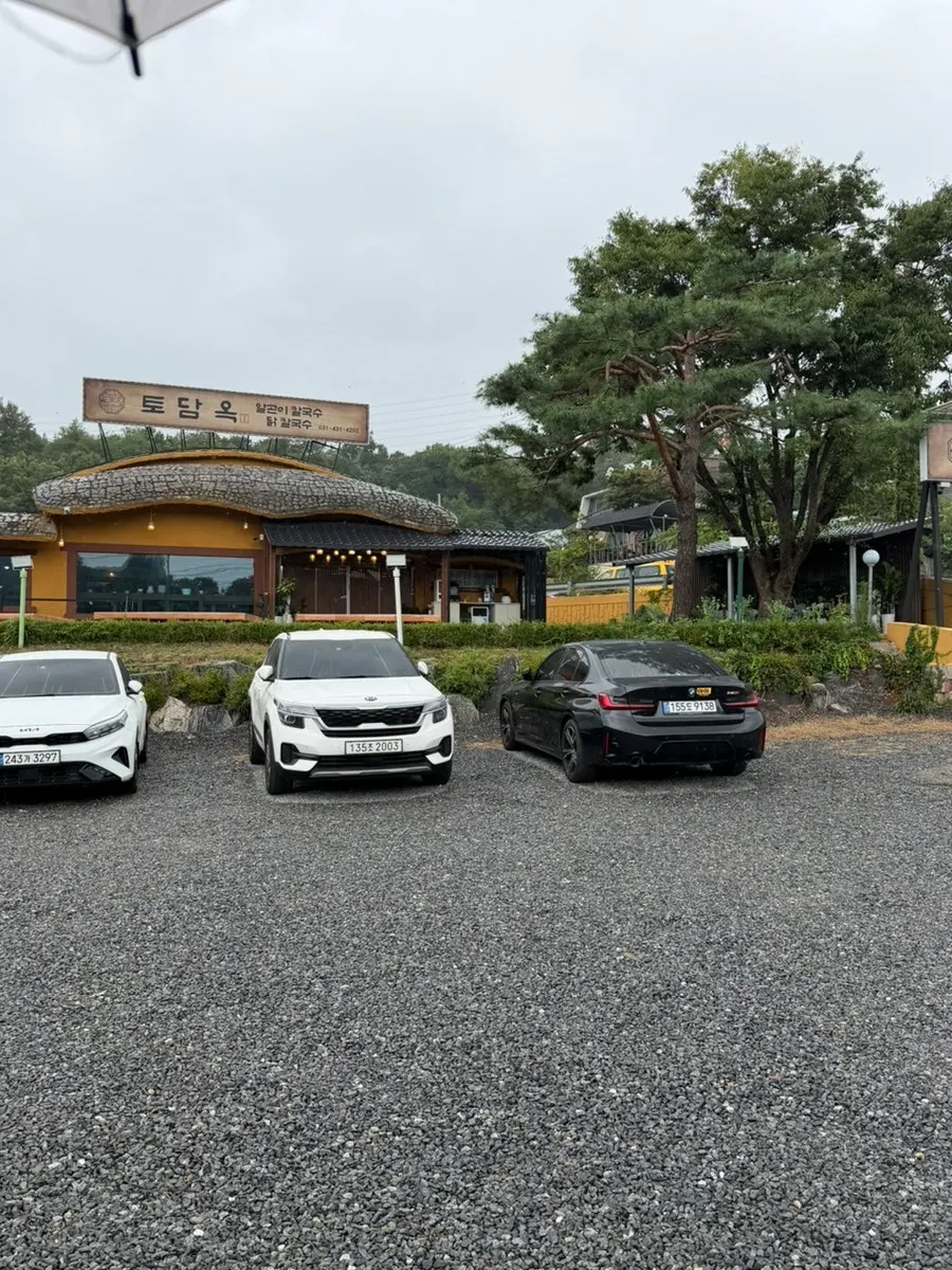 Exterior of Todamok Ansan branch surrounded by mountains and trees