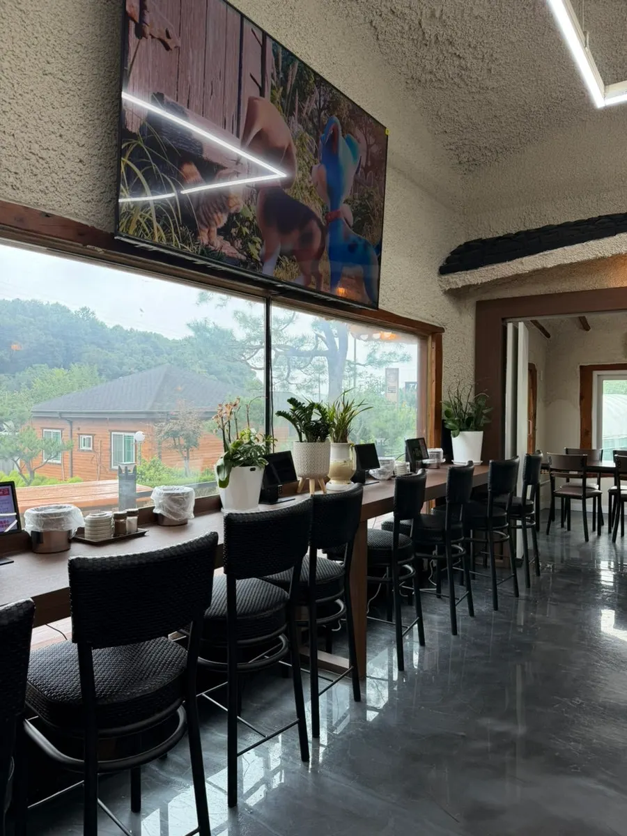Spacious parking lot at Todamok Ansan branch