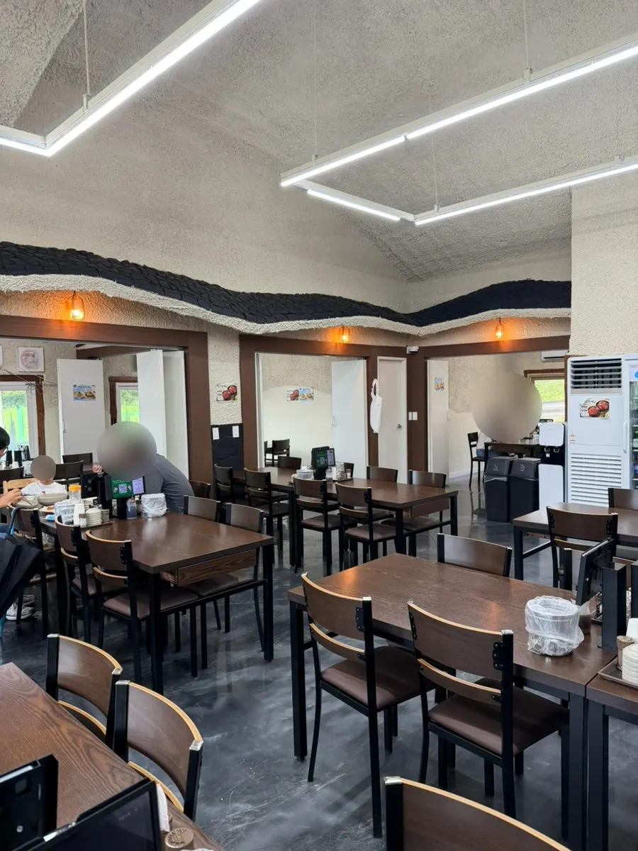 Large family-sized tables at Todamok