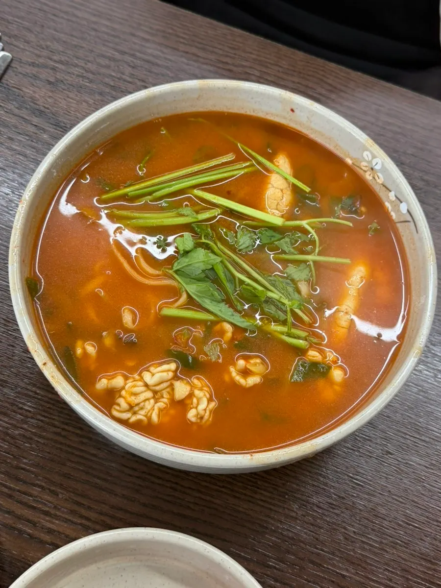 Light-broth chicken kalguksu at Todamok