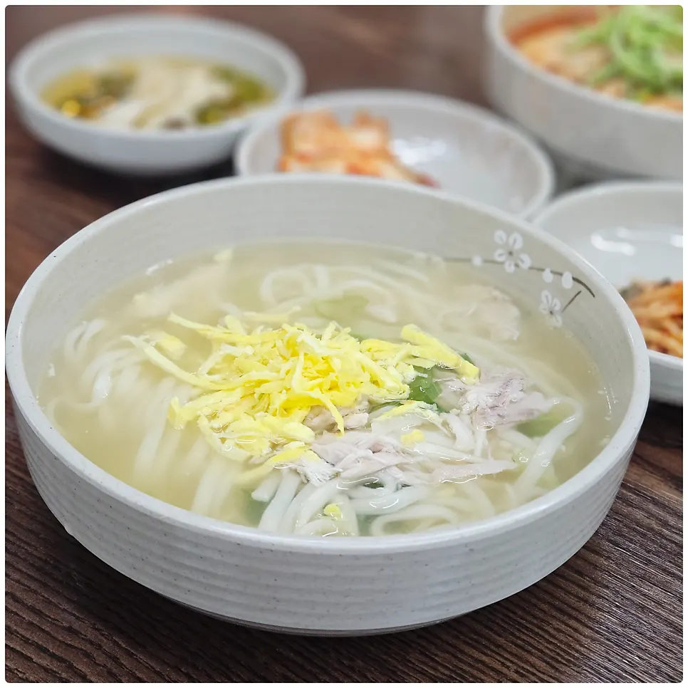 取り皿に取り分けた鶏カルグクスの麺