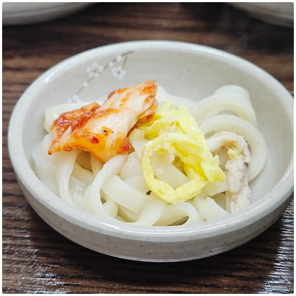 白濁したスープの鶏カルグクス一杯