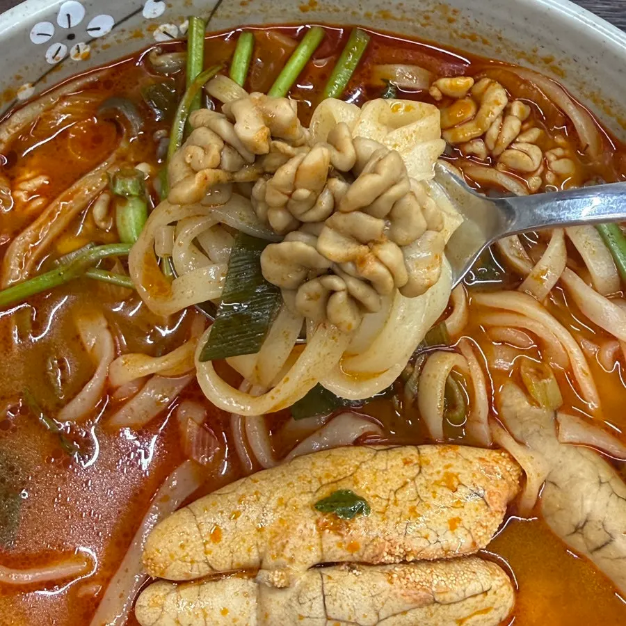 Deep-colored broth of the algoni kalguksu